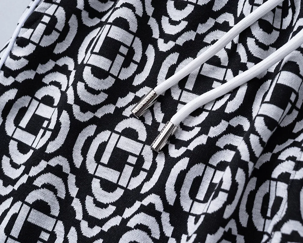 29100# New Arrival casual shorts from the official website for spring and summer 2026. The knitted jacquard fabric is handsome, the fabric is comfortable, the workmanship is rigorous, and the wiring is neat. Good upper body effect·Sizes M-3XL Black